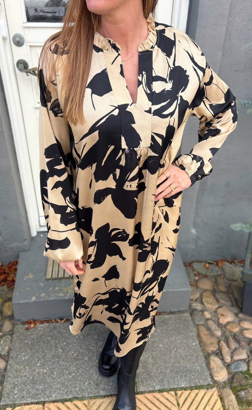Say INA Copenhagen Kjole - Winnie New LS - Camel / Black Flower