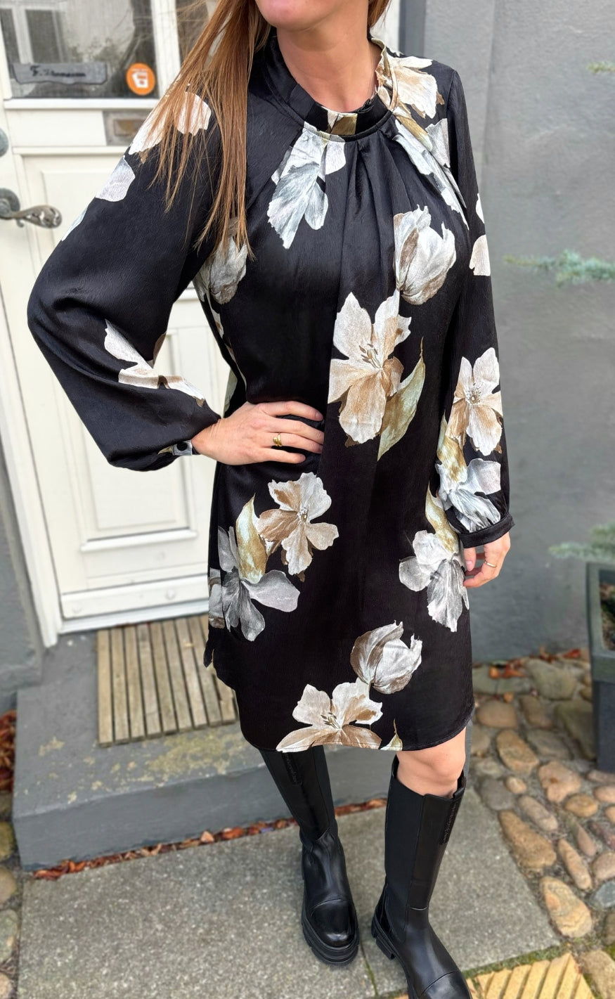 Say INA Copenhagen Kjole - Hazel - Black W. Flowers