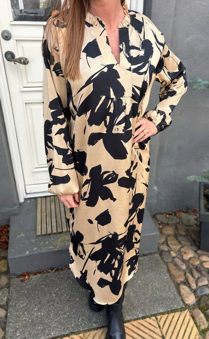 Say INA Copenhagen Kjole - Winnie New LS - Camel / Black Flower