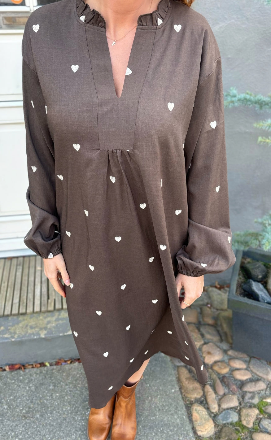 Say INA Copenhagen Kjole - Winnie New LS - Dark Brown W. Off White Embroidery Hearts