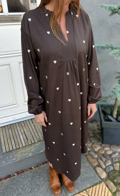 Say INA Copenhagen Kjole - Winnie New LS - Dark Brown W. Off White Embroidery Hearts