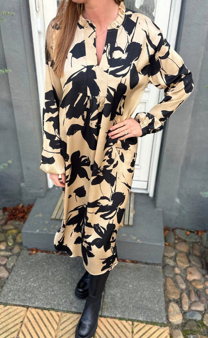 Say INA Copenhagen Kjole - Winnie New LS - Camel / Black Flower