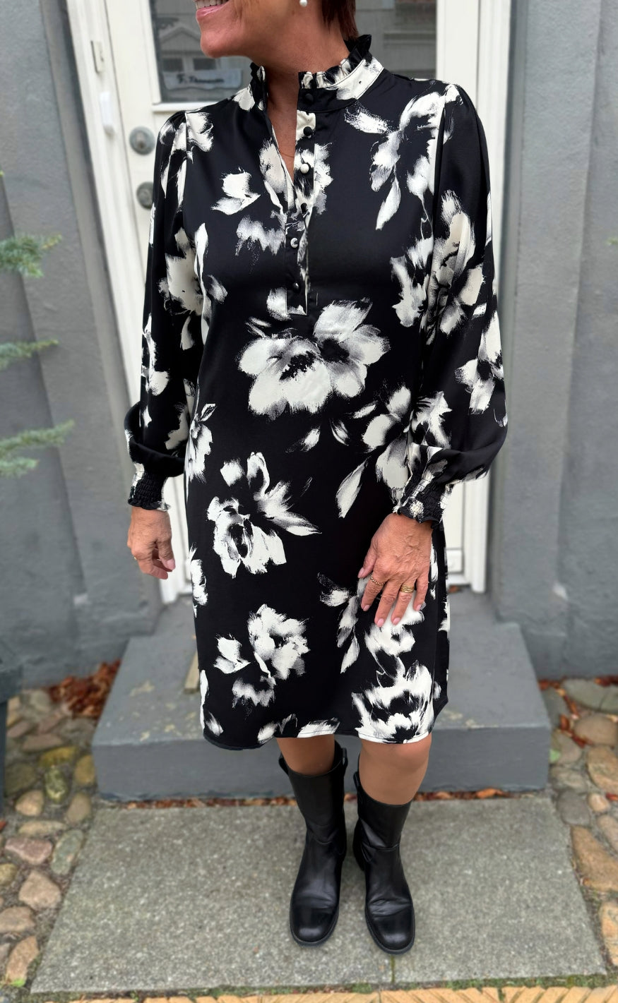 Say INA Copenhagen Kjole - Augusta - Black W. Flowers