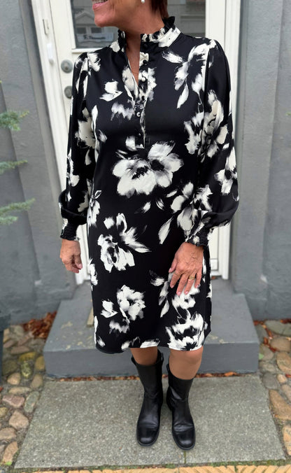 Say INA Copenhagen Kjole - Augusta - Black W. Flowers