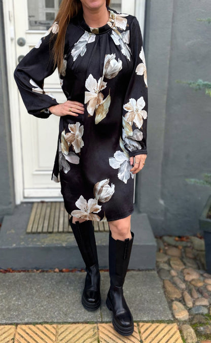 Say INA Copenhagen Kjole - Hazel - Black W. Flowers