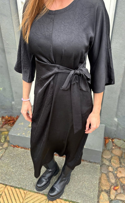 Say INA Copenhagen Kjole - Alina Tie - Black