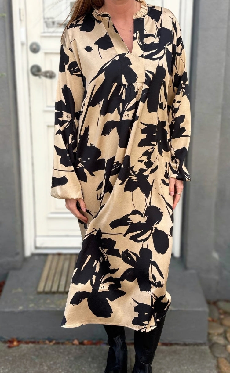 Say INA Copenhagen Kjole - Winnie New LS - Camel / Black Flower