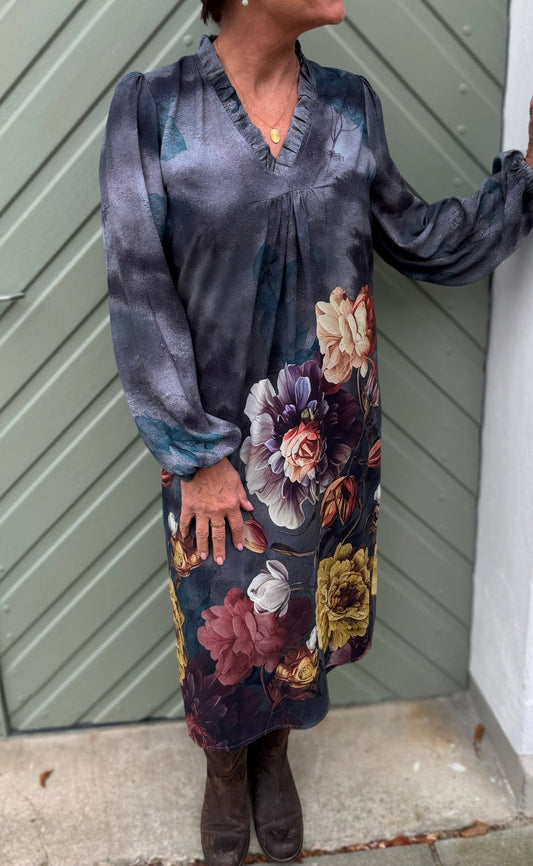 Say INA Copenhagen Kjole - Katiah LS - Dark Grey Watercolours W. Flowers