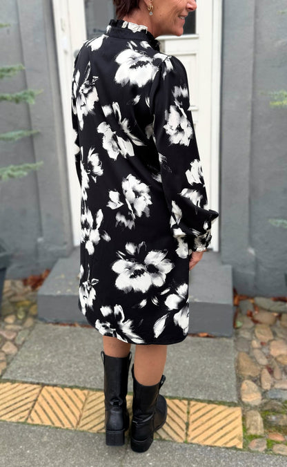 Say INA Copenhagen Kjole - Augusta - Black W. Flowers