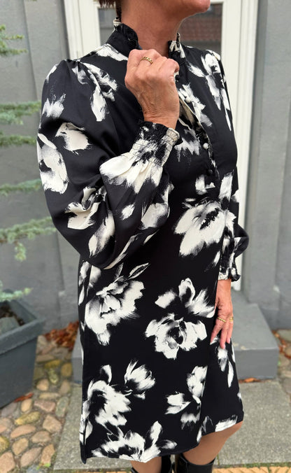 Say INA Copenhagen Kjole - Augusta - Black W. Flowers