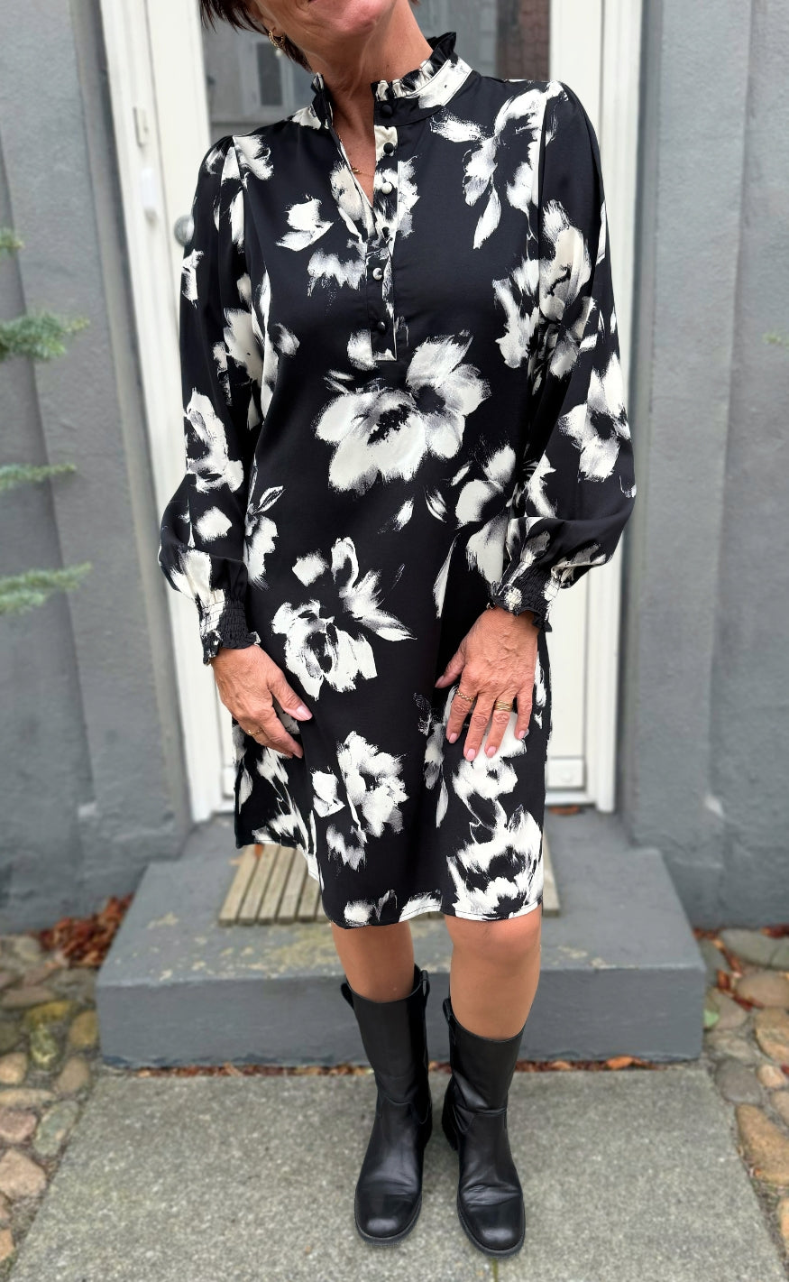 Say INA Copenhagen Kjole - Augusta - Black W. Flowers