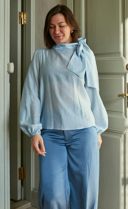 Neo Noir Bluse - Selene Crisp - Light Blue