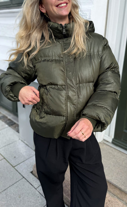 Say INA Copenhagen Jakke - Ella Puffer - Shiny Olive Green