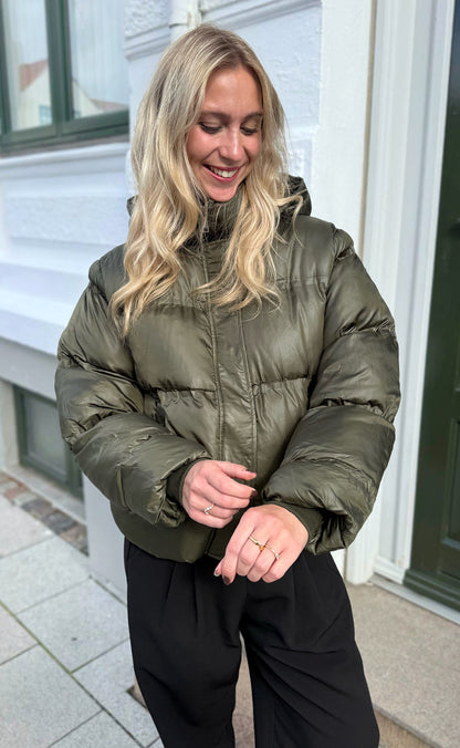 Say INA Copenhagen Jakke - Ella Puffer - Shiny Olive Green