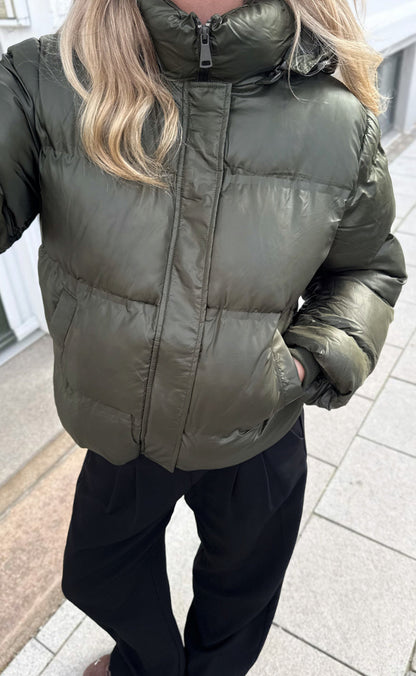 Say INA Copenhagen Jakke - Ella Puffer - Shiny Olive Green
