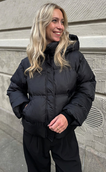 Say INA Copenhagen Jakke - Ella Puffer - Matte Black