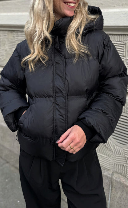 Say INA Copenhagen Jakke - Ella Puffer - Matte Black