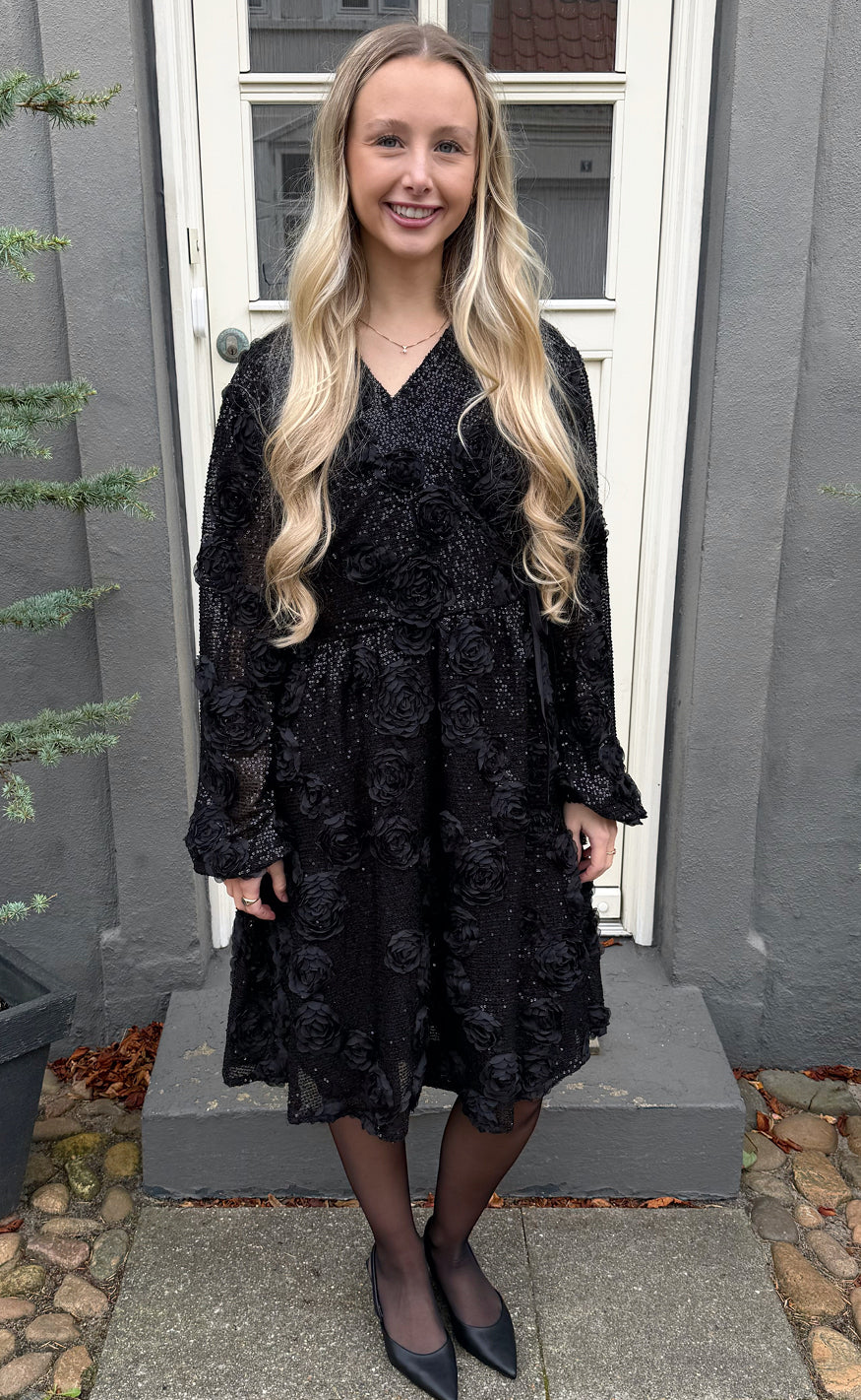 Say INA Copenhagen Kjole - Malina Wrap - Black Sequin Flower