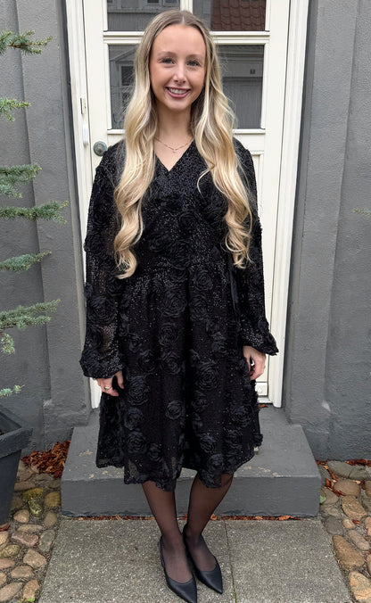 Say INA Copenhagen Kjole - Malina Wrap - Black Sequin Flower