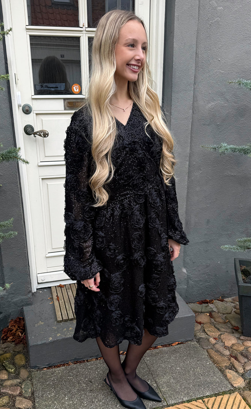 Say INA Copenhagen Kjole - Malina Wrap - Black Sequin Flower