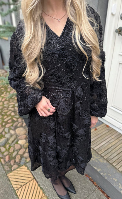 Say INA Copenhagen Kjole - Malina Wrap - Black Sequin Flower