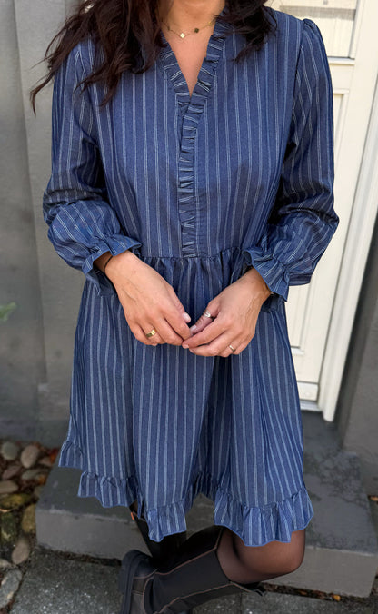 Say INA Copenhagen Kjole - Catja Short - Dark Denim Blue W. Pinstripe