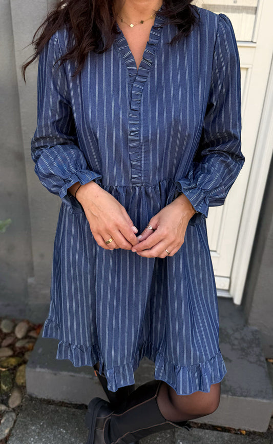 Say INA Copenhagen Kjole - Catja Short - Dark Denim Blue W. Pinstripe