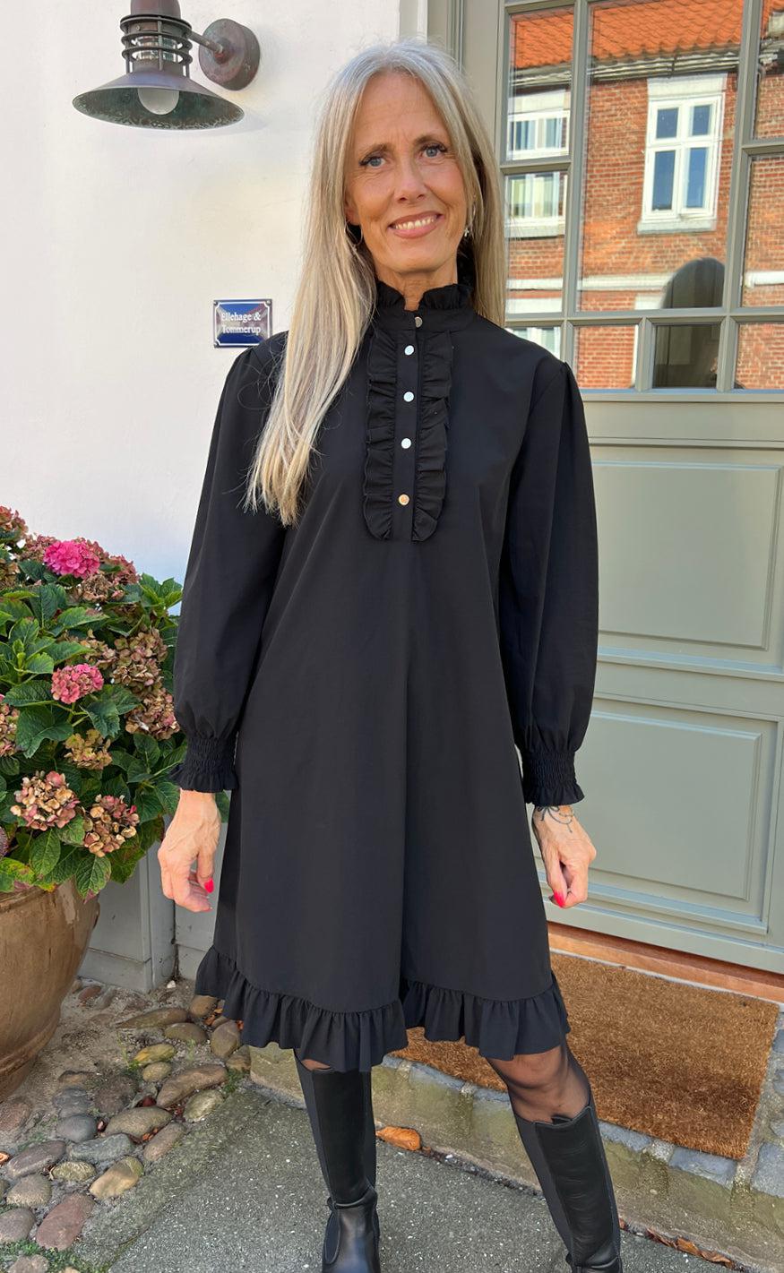 Say INA Copenhagen Kjole - Pia - Black W. Gold Buttons