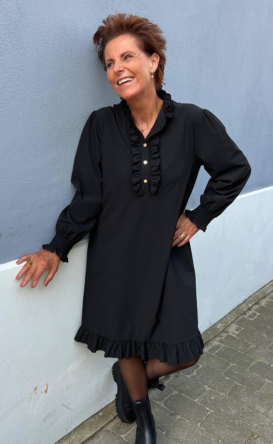 Say INA Copenhagen Kjole - Pia - Black W. Gold Buttons