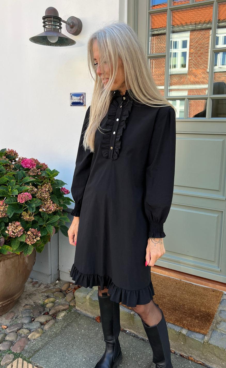 Say INA Copenhagen Kjole - Pia - Black W. Gold Buttons